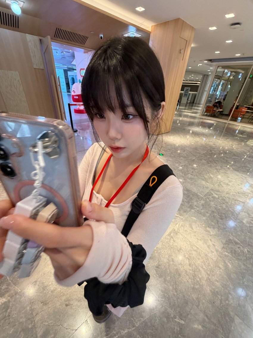 와 우정잉 가슴이 이정도였나?  핑크 니트  묵직한 가슴골