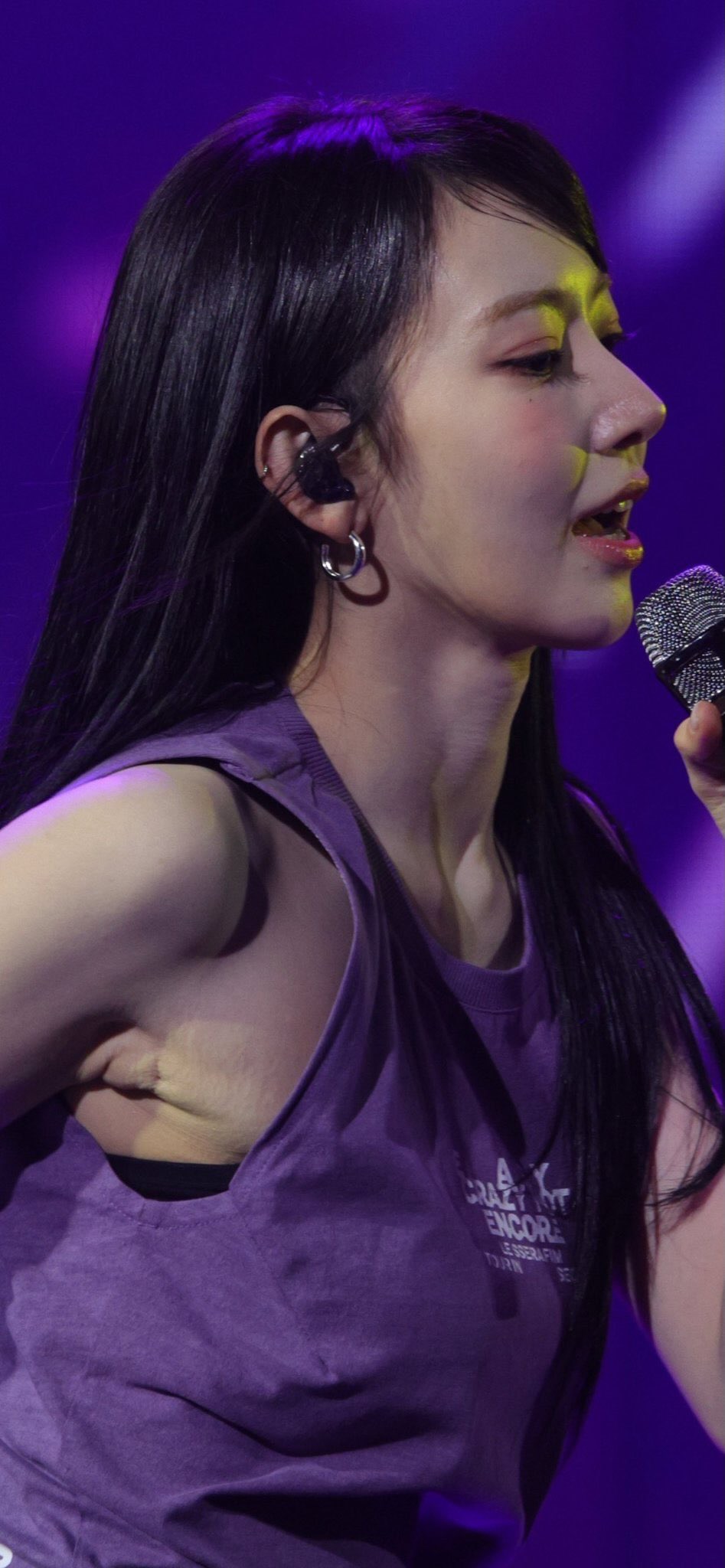 [르세라핌] 보라색 민소매 입은 사쿠라 겨드랑이 확대 짤 페로몬