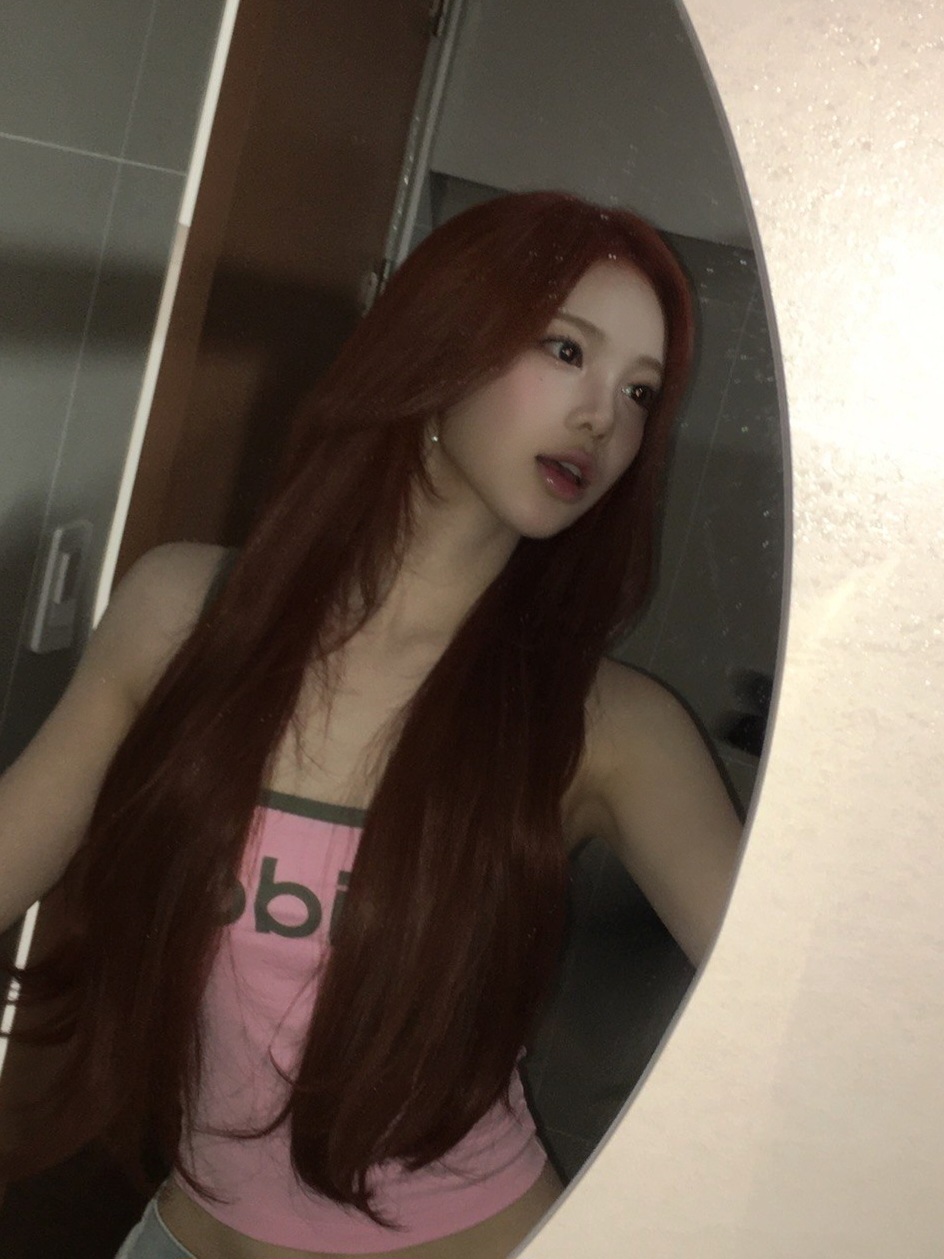 하츠투하츠 이안 화장실 거울셀카 핑크색 끈나시 겨드랑이 페로몬