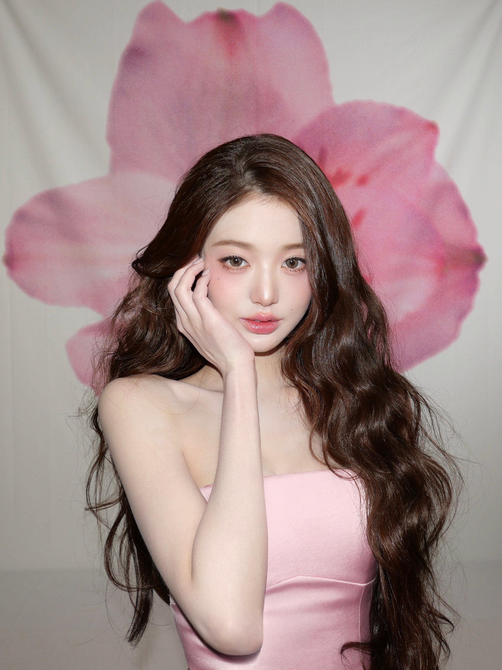 아이브 원영 인스타 핑크색 오프숄더 드레스 은근한 윗슴골