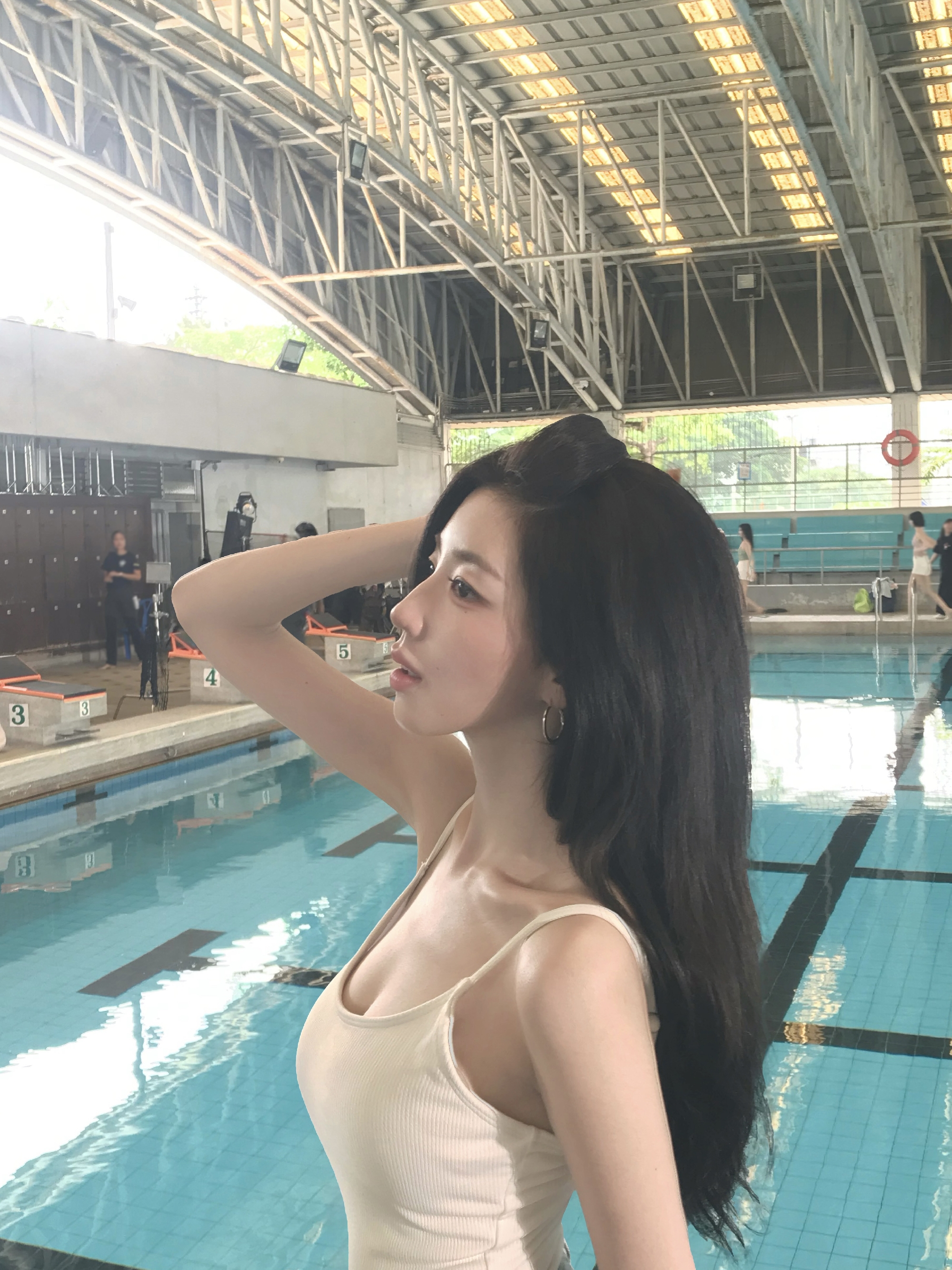 수영장에서 촬영한듯한 트리플에스 박소현 흰 골지 수영복 가슴골