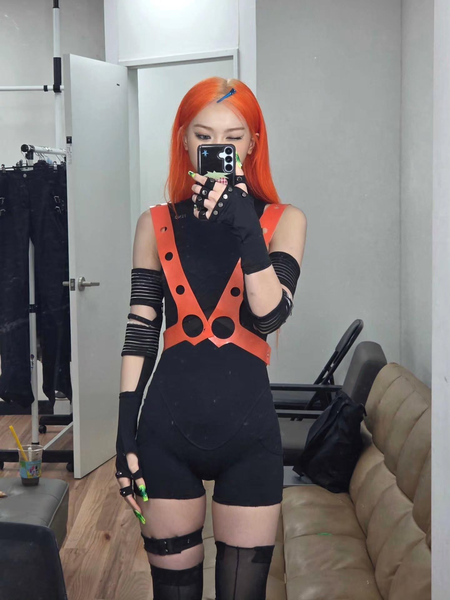 [르세라핌] 빨간머리 김채원 대기실에서 검정 바디수트 Y존 하체