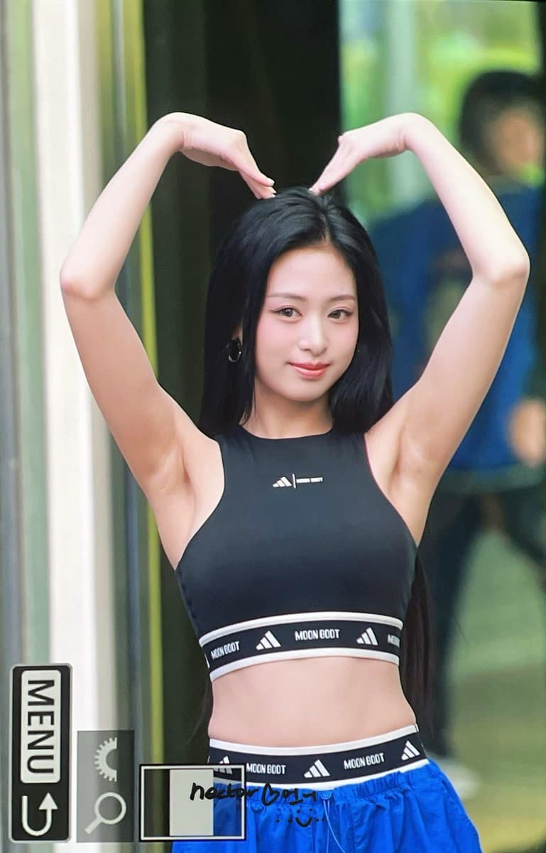 머리 위로 하트하는 베몬 아현 검정 스포츠브라 겨드랑이 페로몬