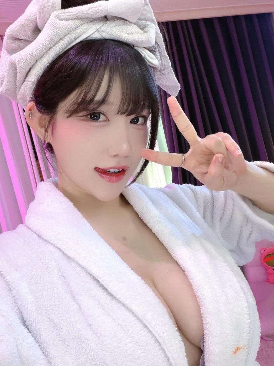 그릴래영 남친이 같이 모텔 가면 볼수 있는 샤워가운 착샷