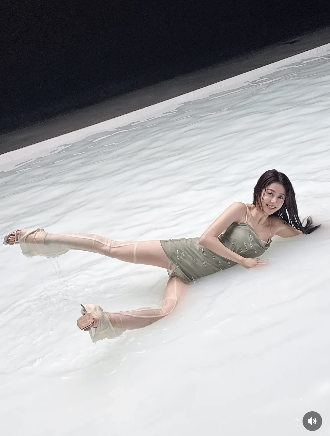 올리브색 슬립 입고 물바닥에 엎드린 허윤진 촉촉하게 젖은 속바지