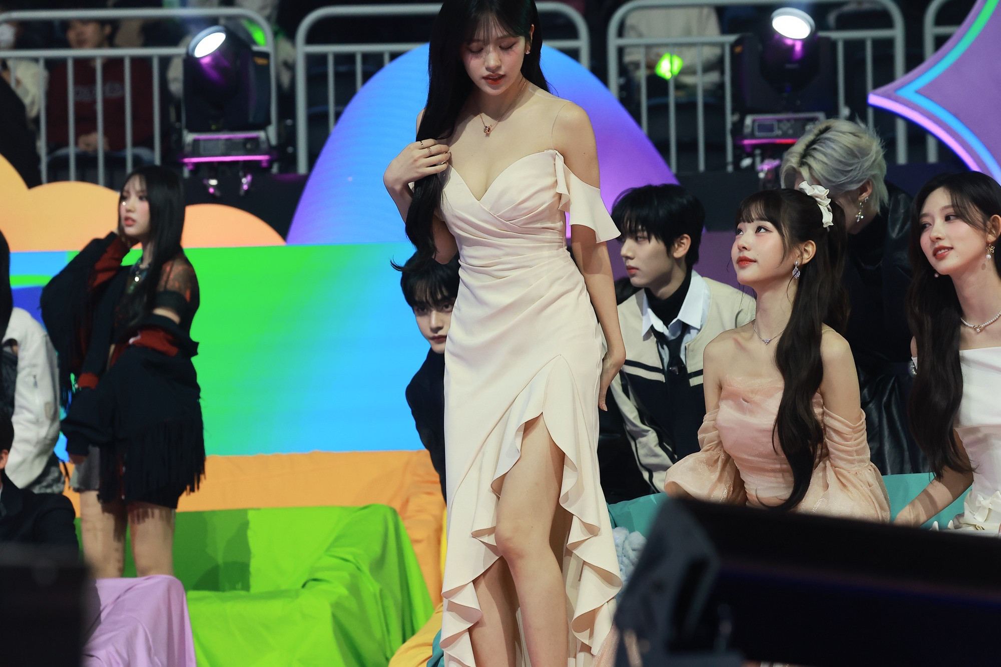 MMA 시상식 아이브 안유진 깊게 파인 화이트 드레스 가슴골 대박