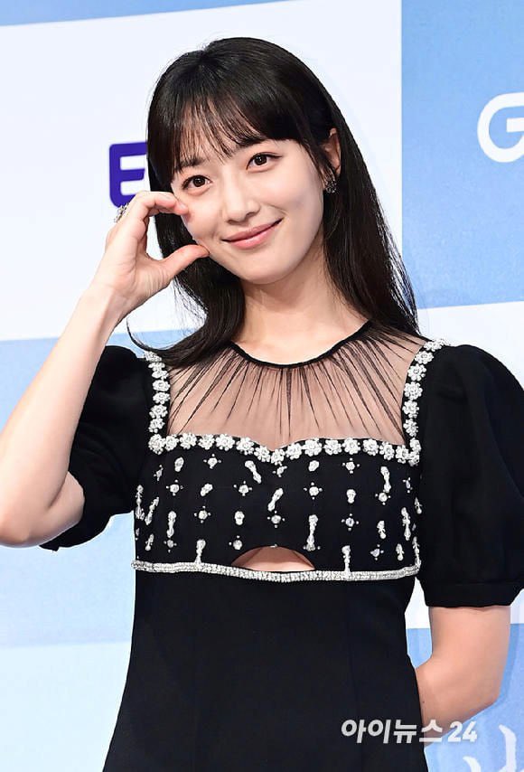 제작발표회장 배우 표예진 우아한 블랙원피스 반전 언더붑 노출