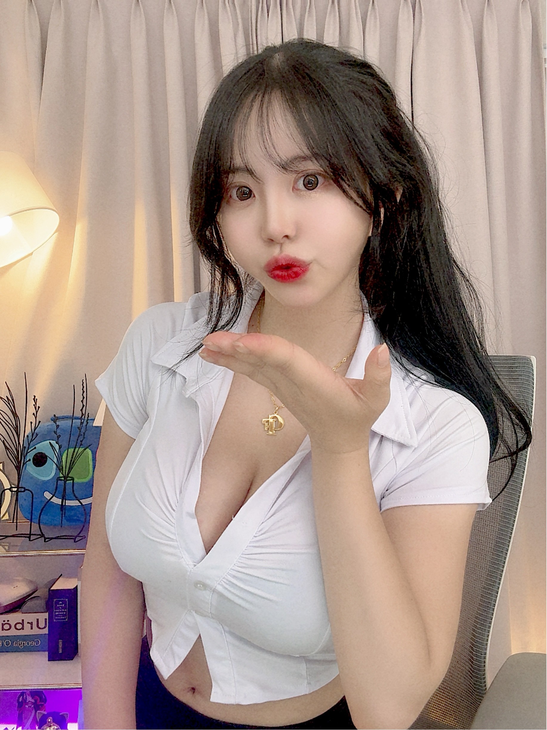 화이트 셔츠 단추 터질듯한 민가유 글래머 가슴골 ㅗㅜㅑ