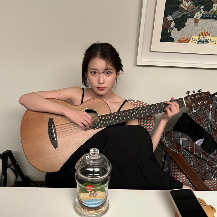 기타 치는 어깨선이 이쁜 아이유 검정 끈원피스 겨드랑이 페로몬