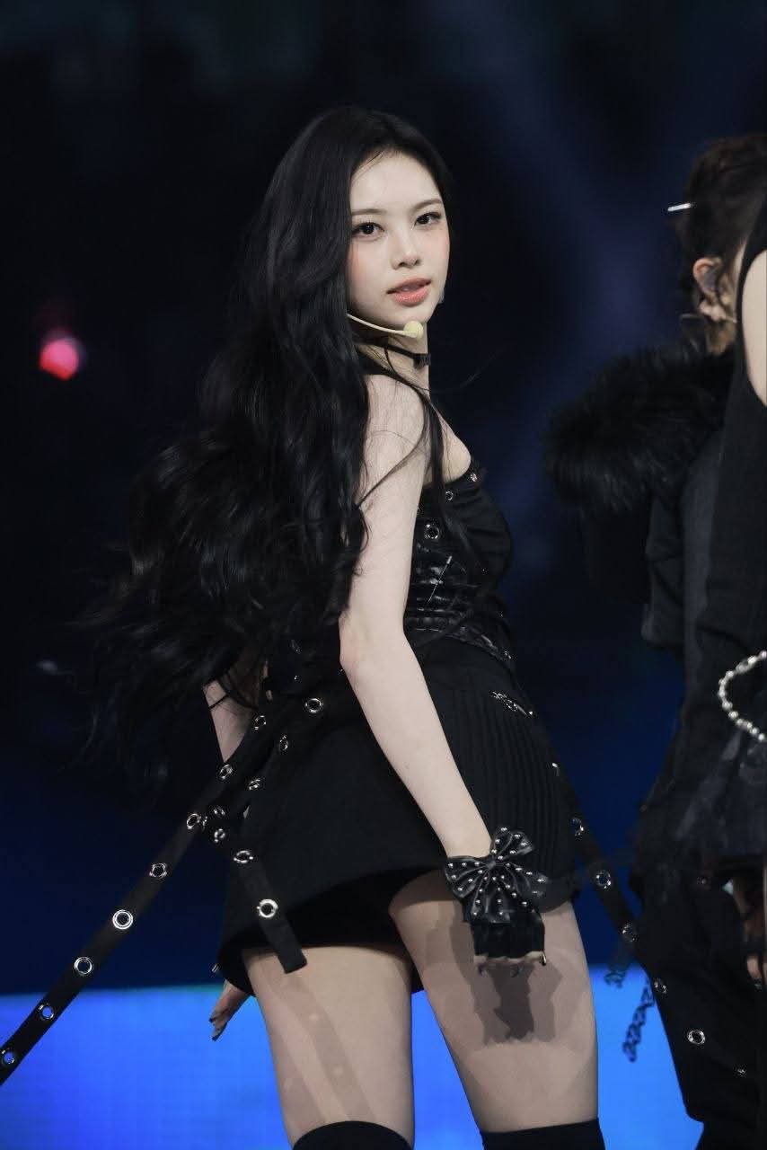 하츠투하츠 이안 검정 오프숄더 의상 겨드랑이 내전근 허벅지