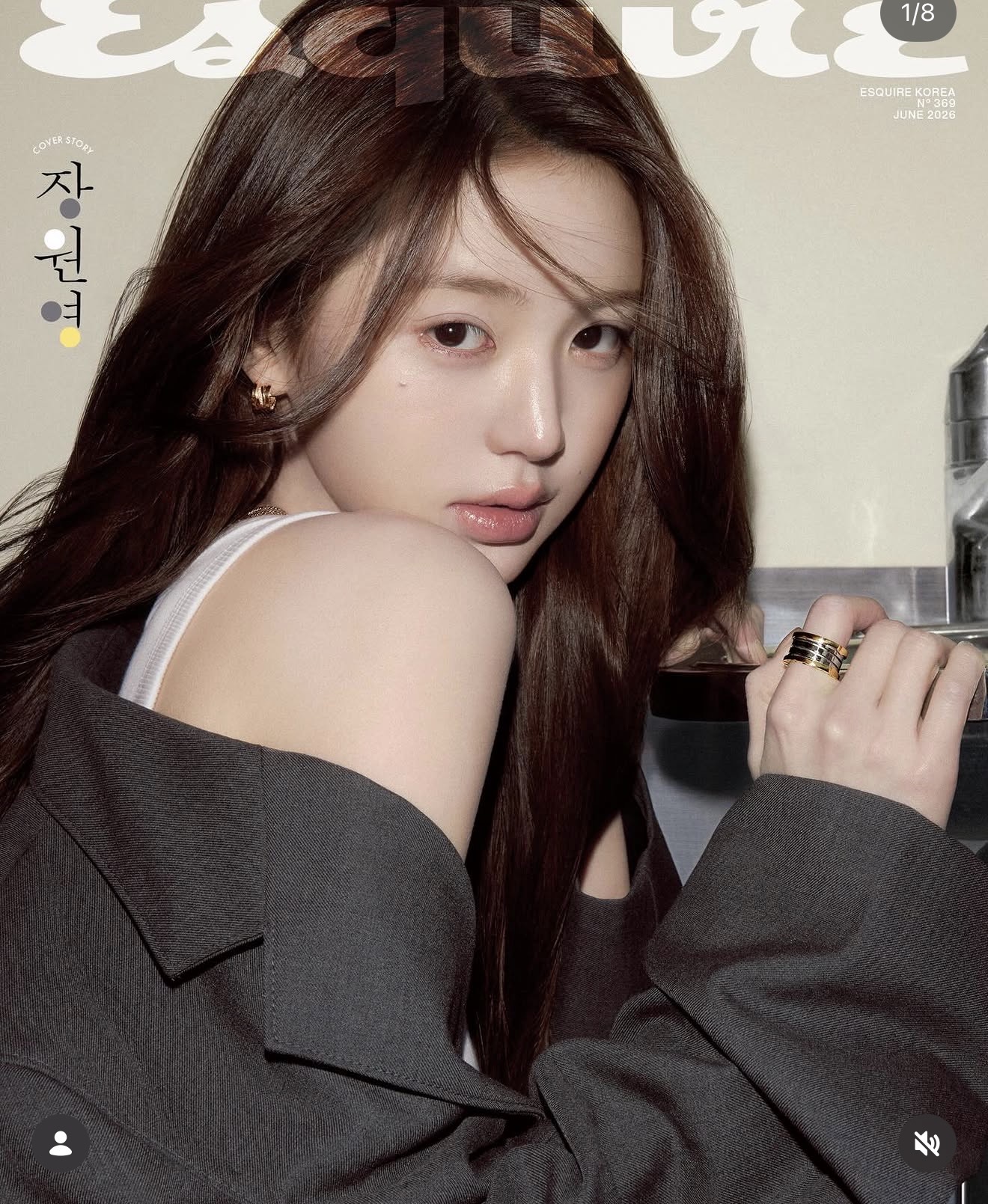 소파 앞에서 무릎 꿇은 장원영 매끈한 맨발 검스 허벅지 각선미 #2