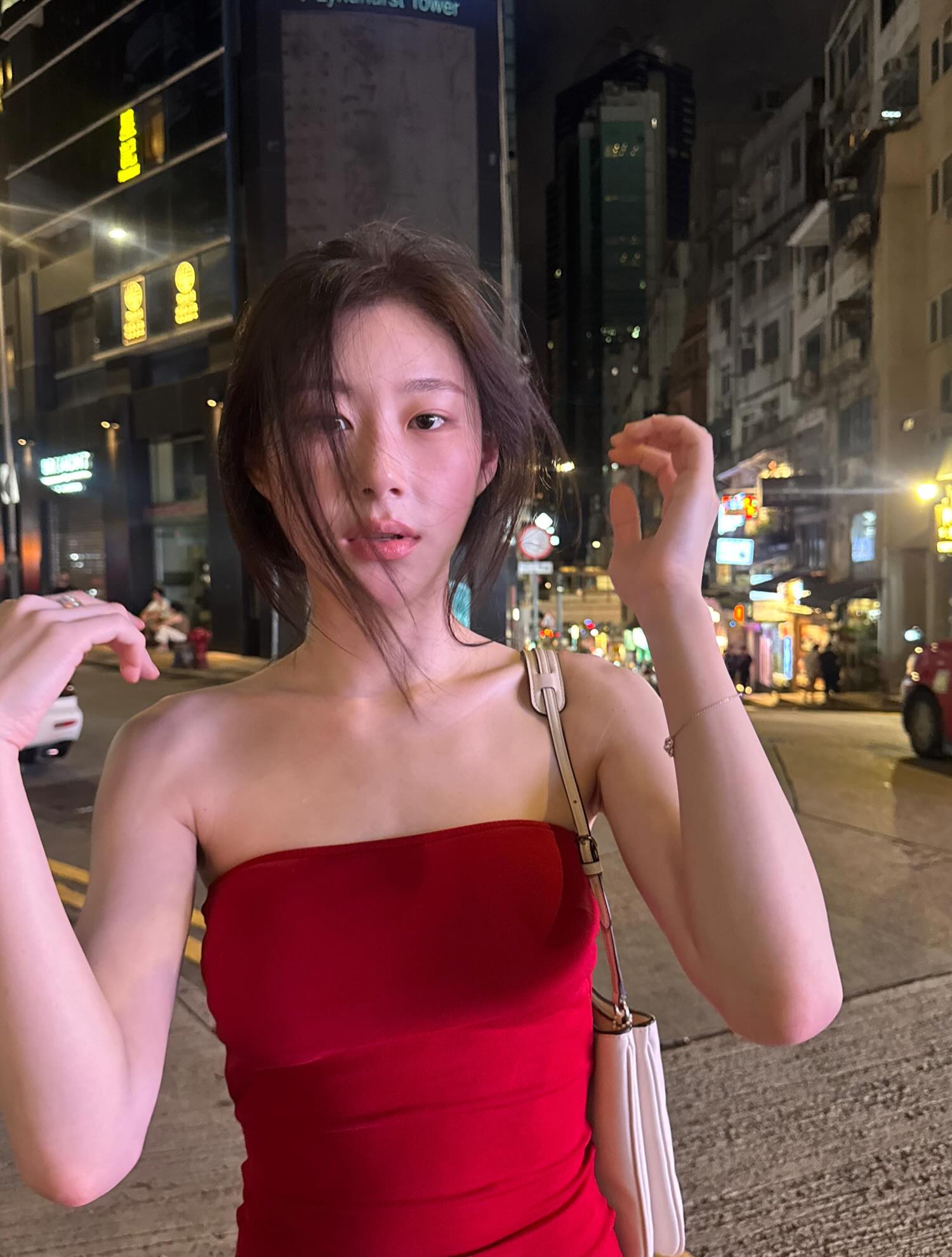 해외여행중인 채령 빨간 오프숄더  겨드랑이 페로몬 - 인스타