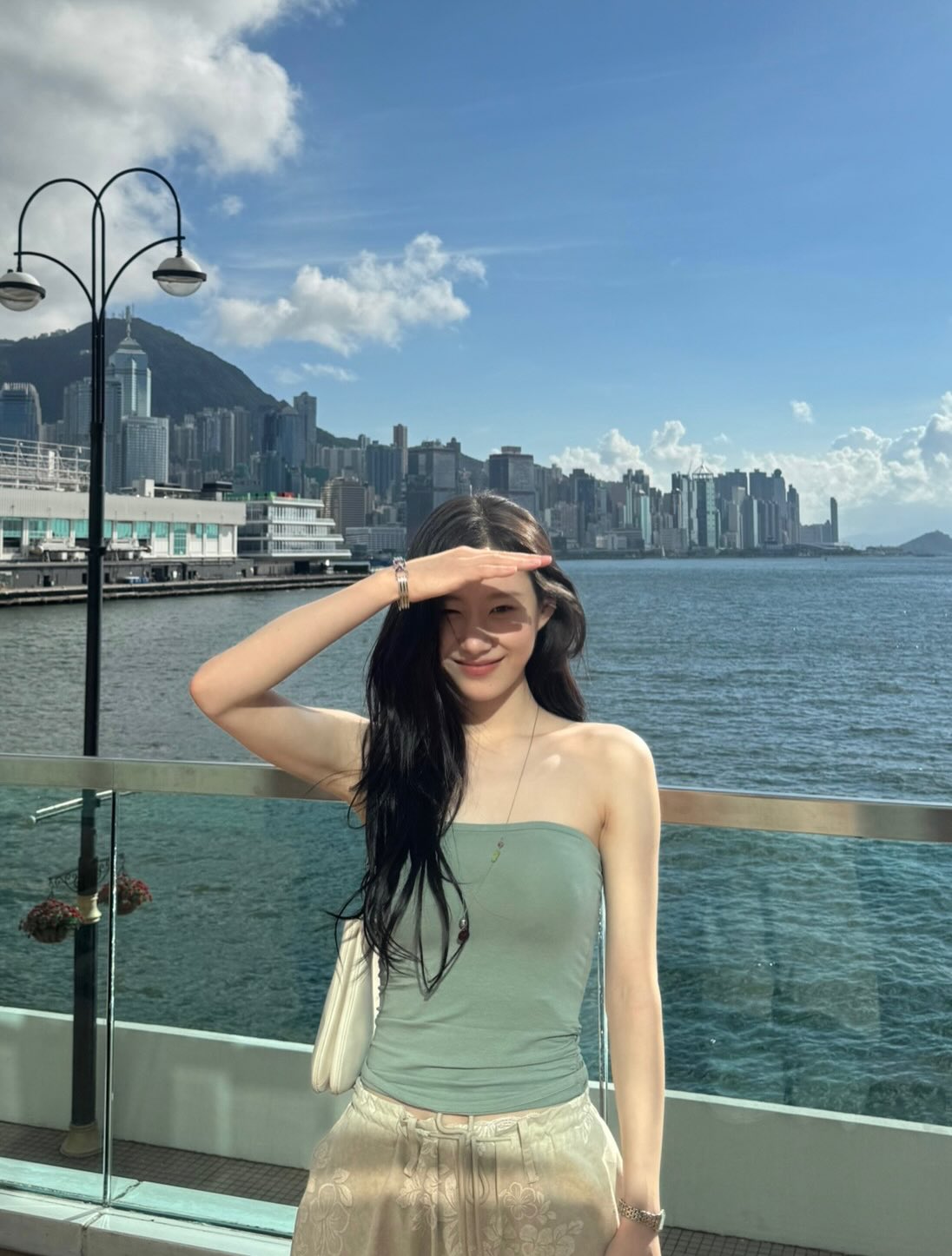 해외여행중인 채령 민트색 + 빨간색 오프숄더 겨드랑이 페로몬