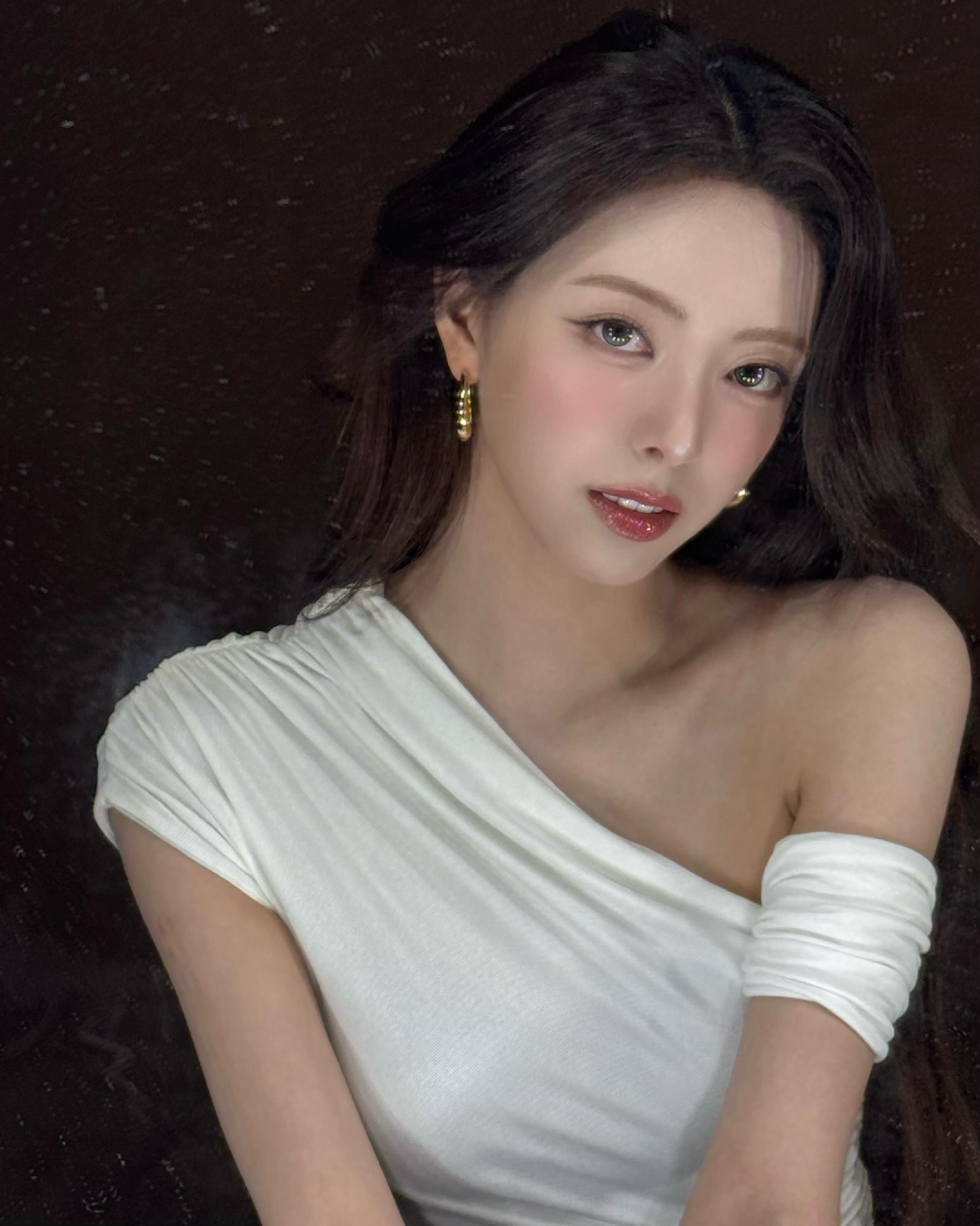 [있지] 예쁜 유나 화이트 원오프숄더 매끈한 어깨  겨드랑이