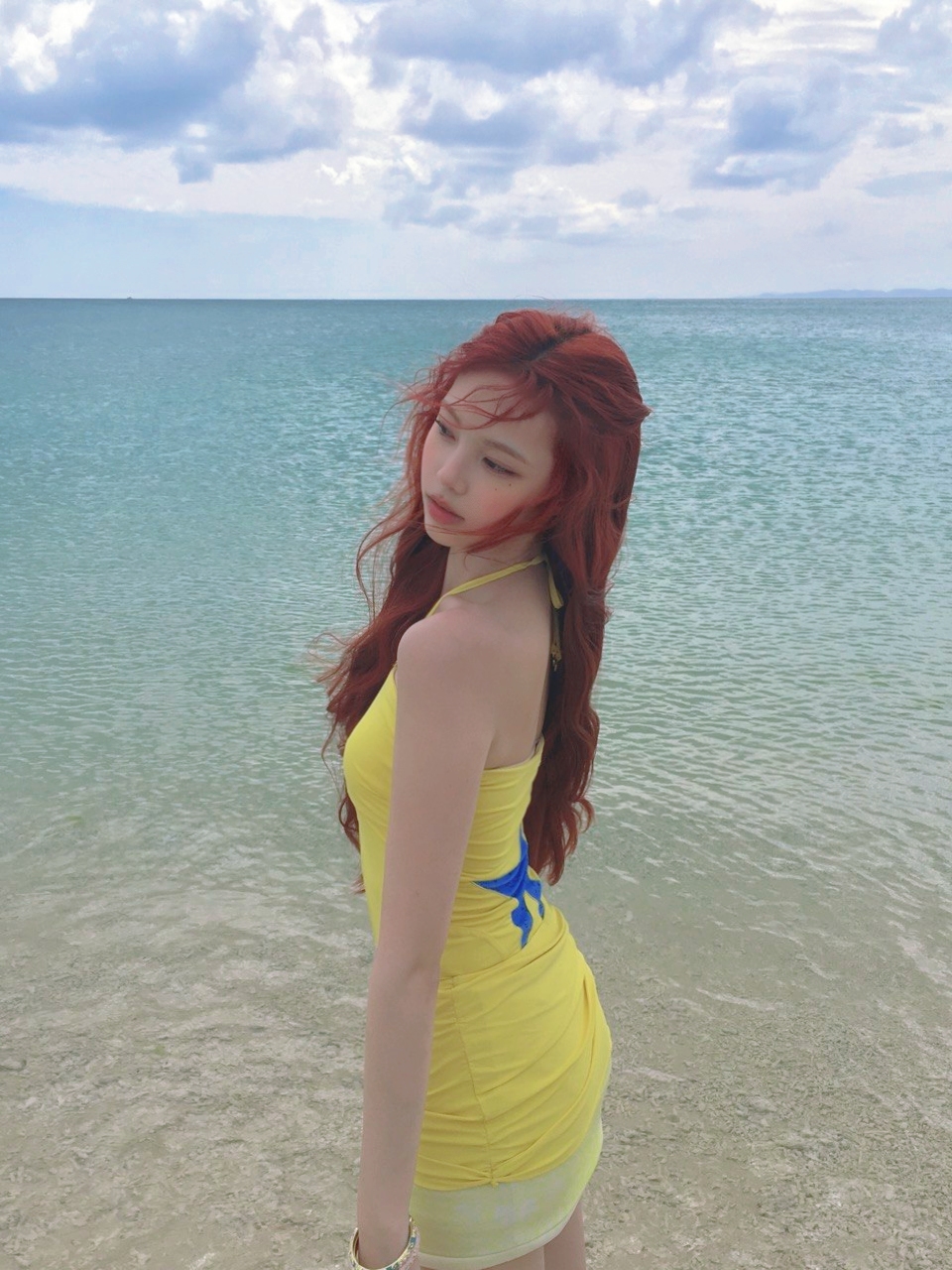 바닷가에서 시원한 옐로우 홀터넥 + 줄무늬 돌핀 입은 이안 몸매