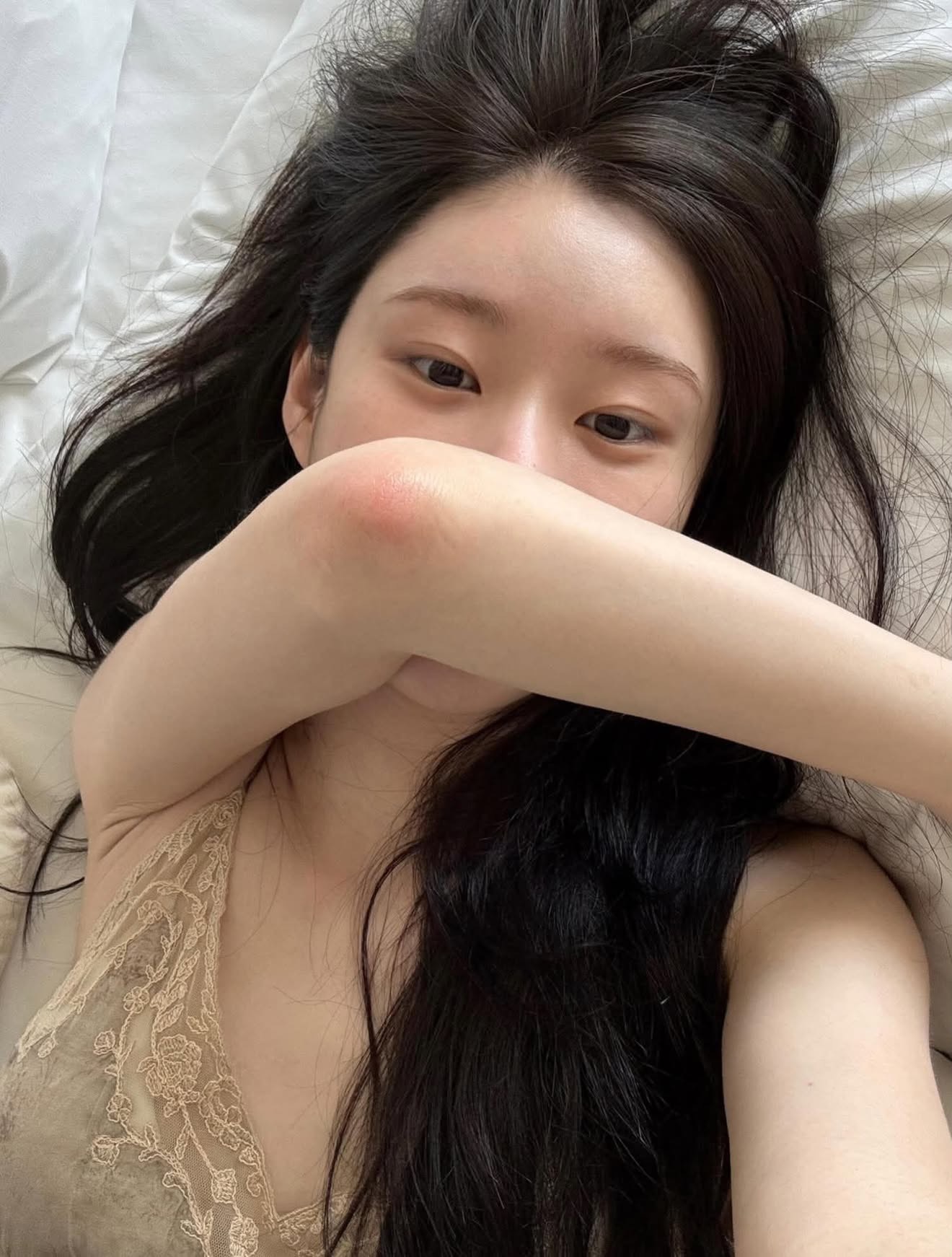 레이스 슬립 입고 침대 셀카 찍은 있지 채령 야드랑이 페로몬