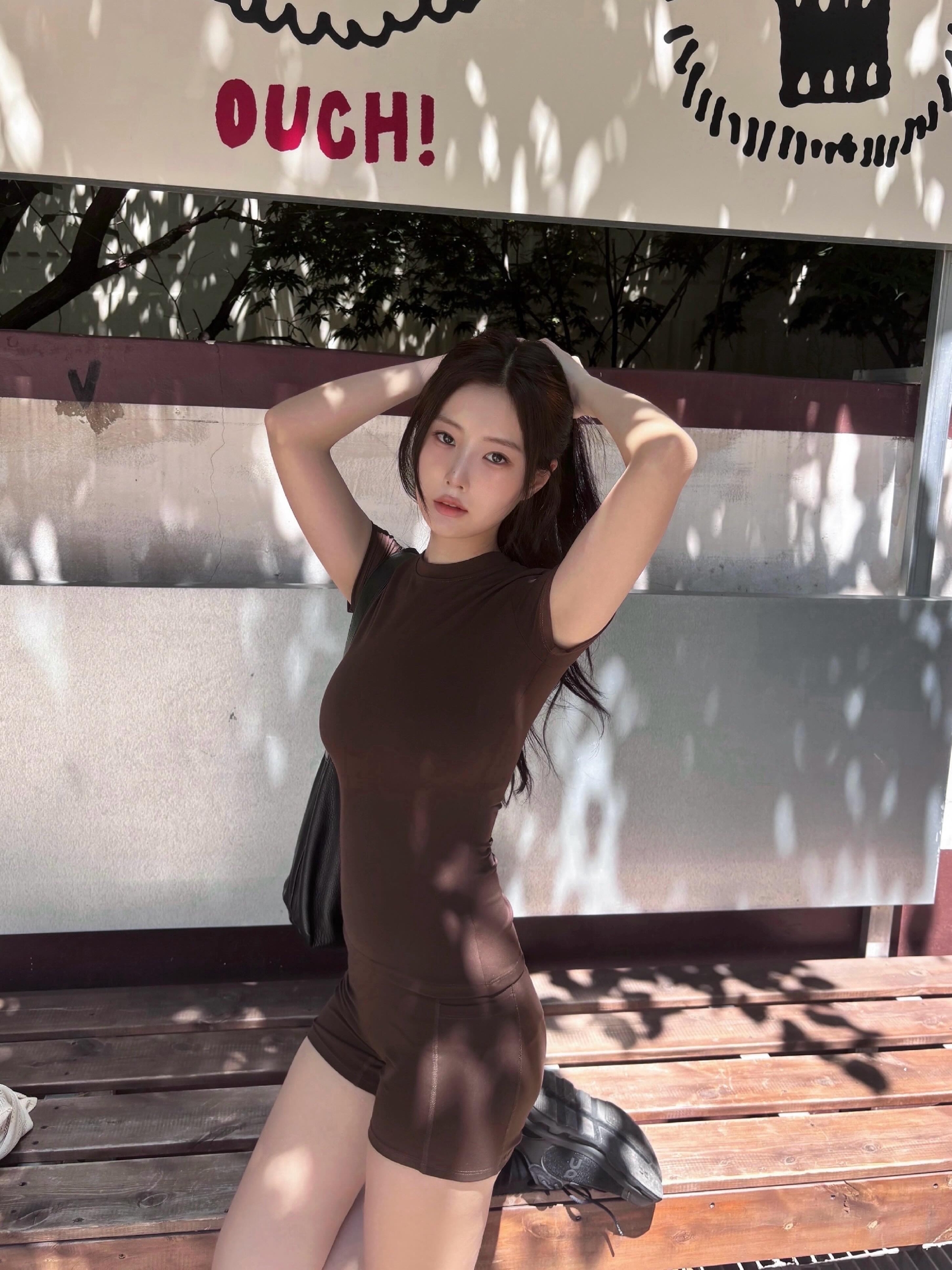 갈색 바디수트 + 숏레깅스 입고 외출한 강혜원 Y존 골반 엉태