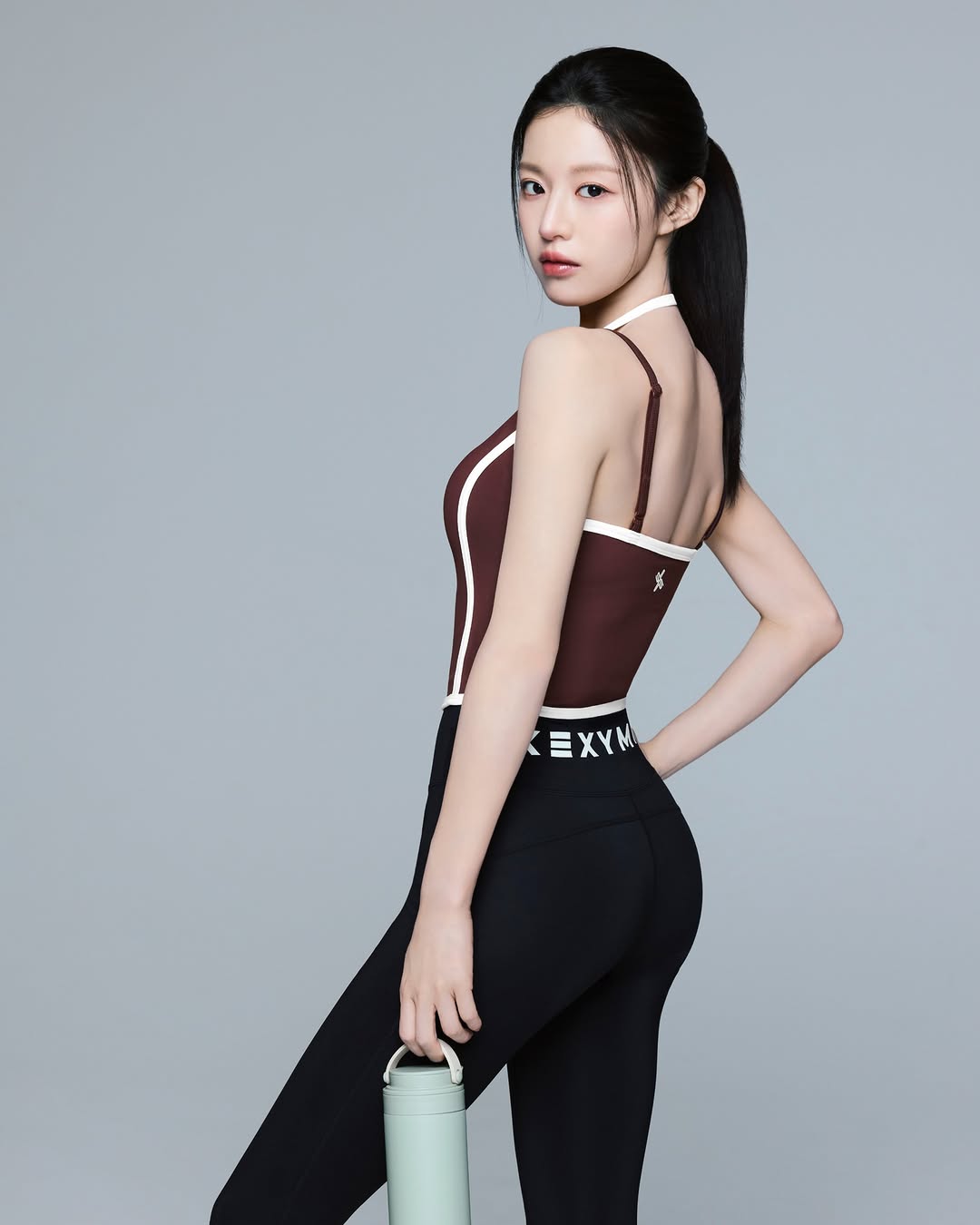 배으 고윤정 스포츠화보 검정 레깅스 화난 엉덩이 라인 1장