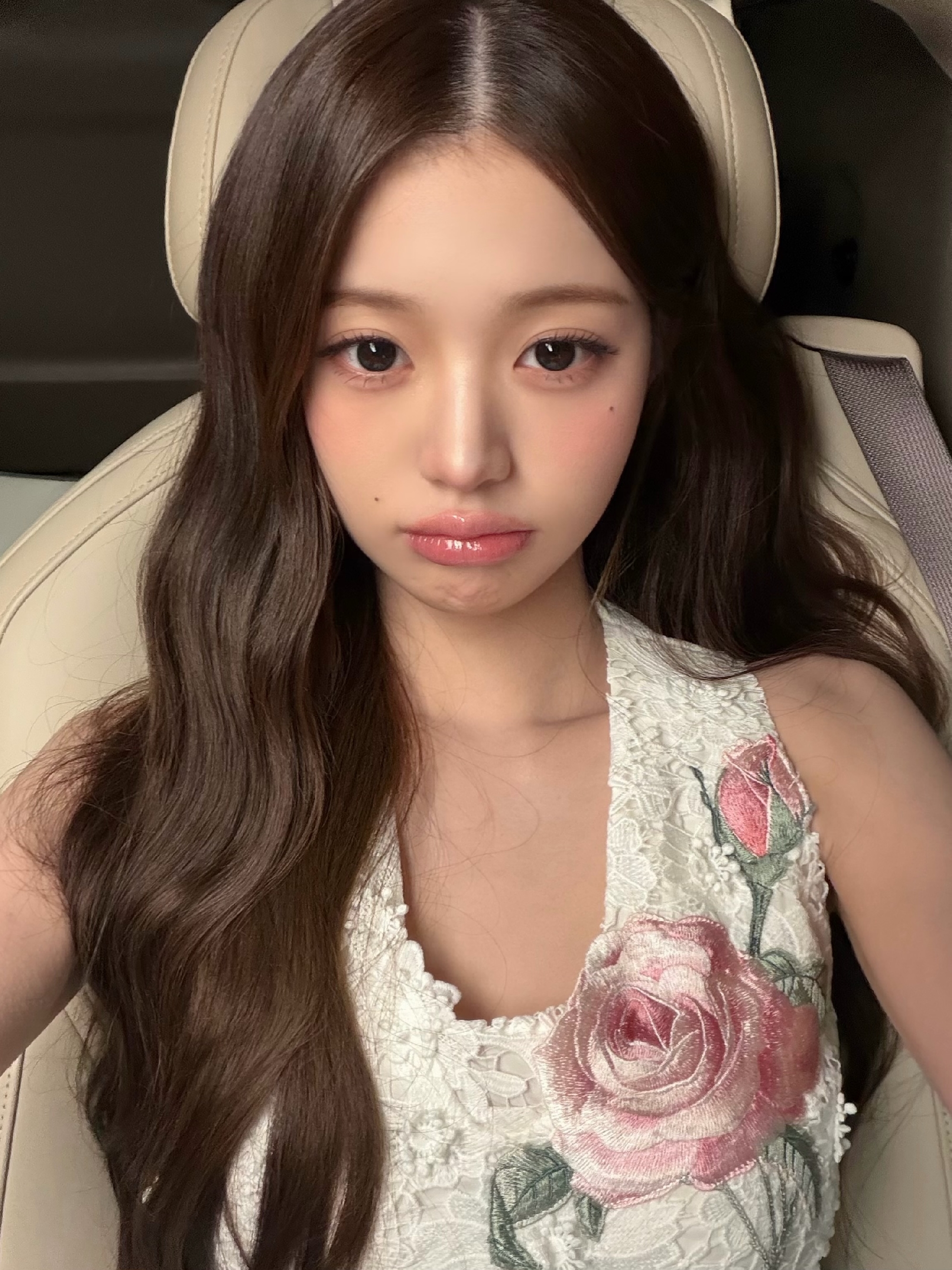 핑크색 왕장미 원피스 장원영 테이블에 기댄 가슴골 + 얼빡샷