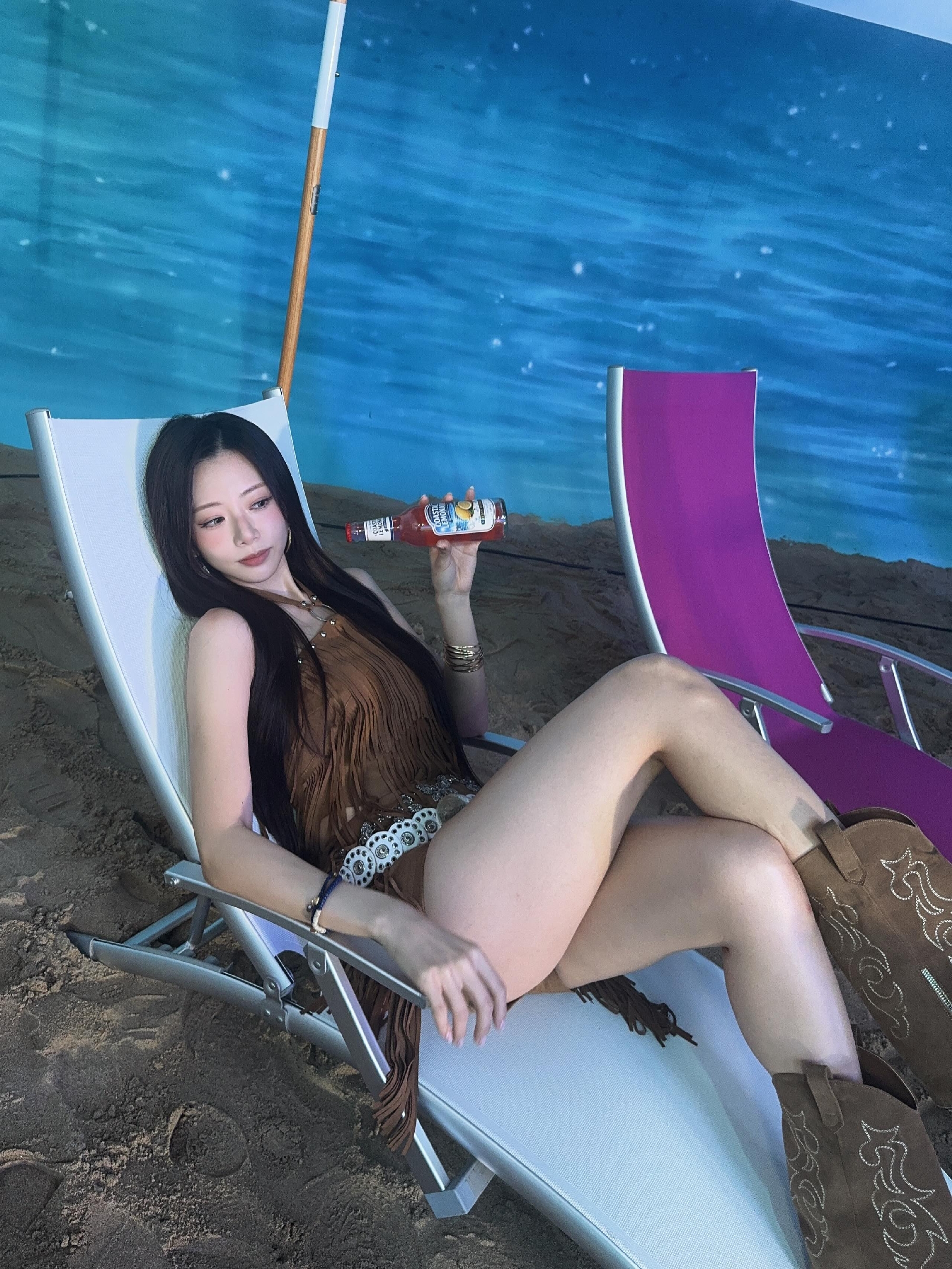 썬베드에 누은 카우걸 드림캐쳐 지유 핫팬츠 매끈한 엉벅지