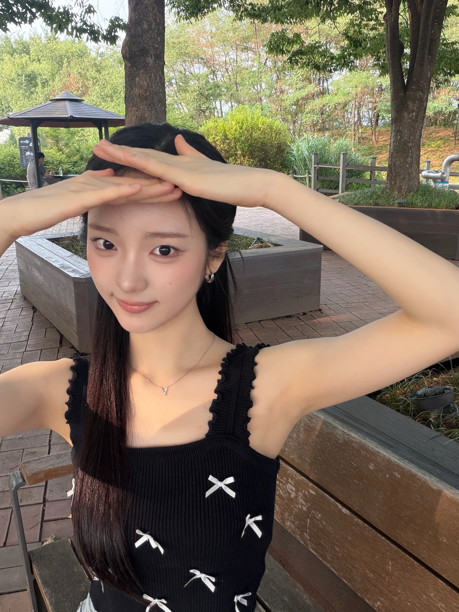 손으로 해 가리는 아이칠린 이지 검정 골지 민소매 겨드랑이 페로몬