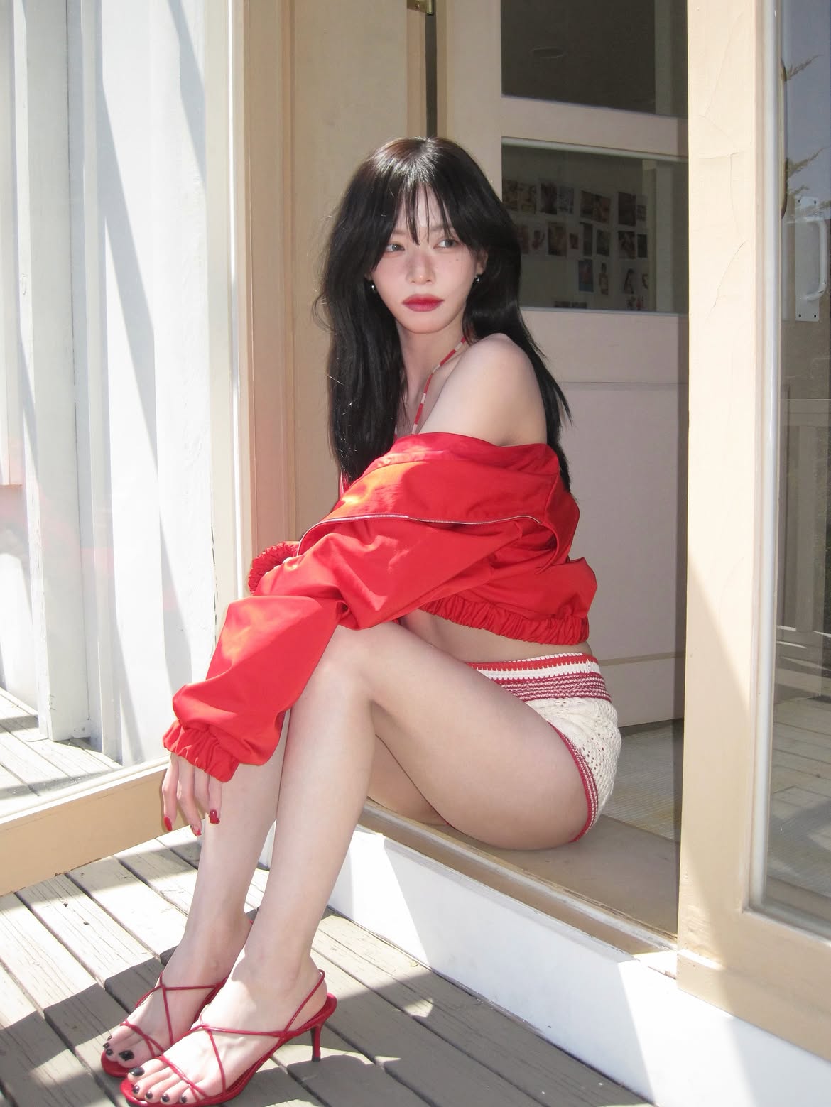컴백이 기대되는 프나 이채영 빨간 홀터넥 비키니 야한 밑벅지