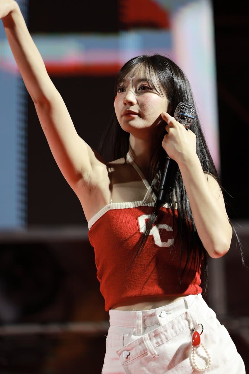 오마이걸 유빈 빨간 끈홀터넥 시원하고 상큼한 겨드랑이 페로몬