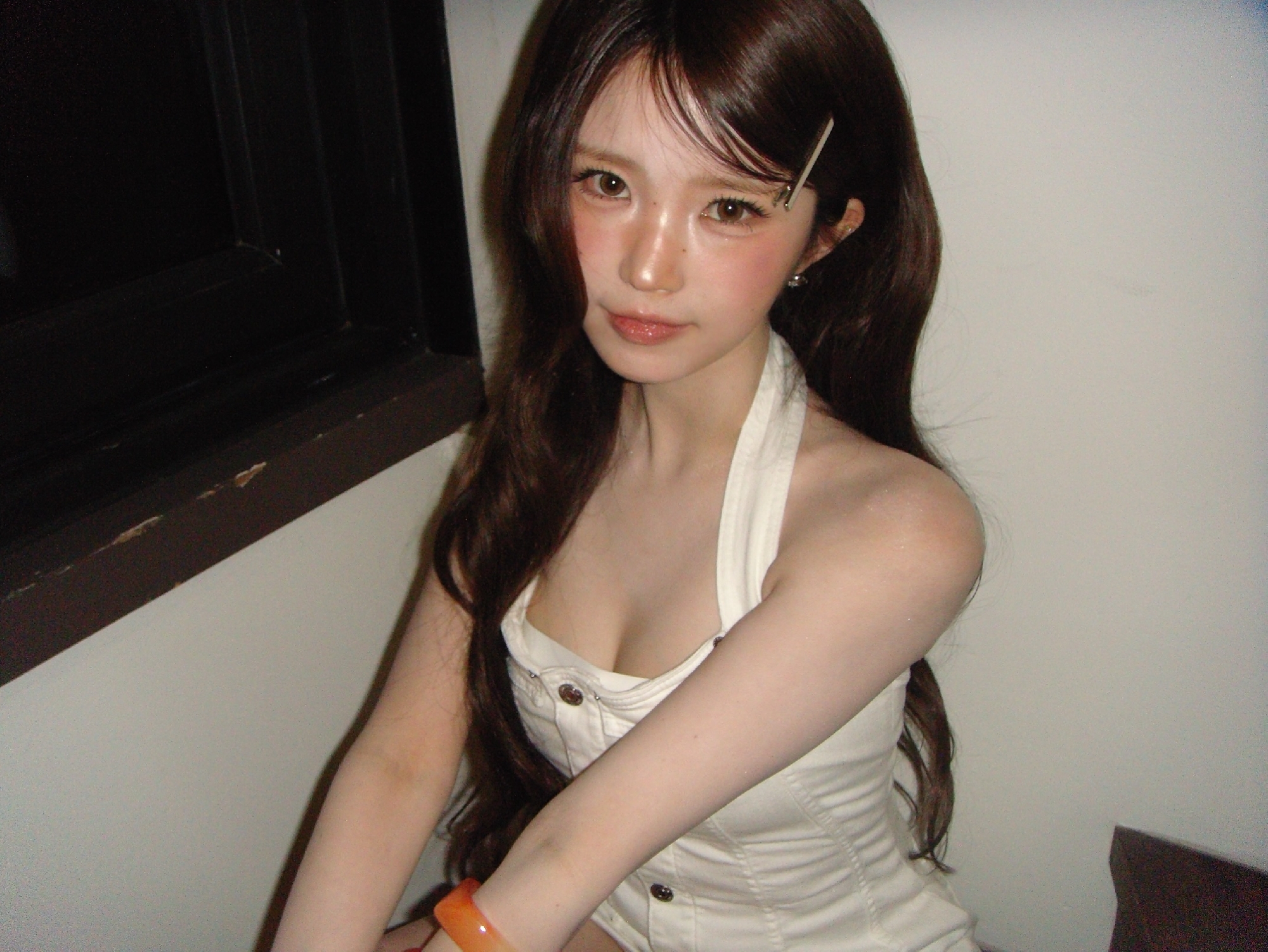 프나 송하영  순백색 홀터넥 의상 은근한 가슴골 페로몬 - 인스타
