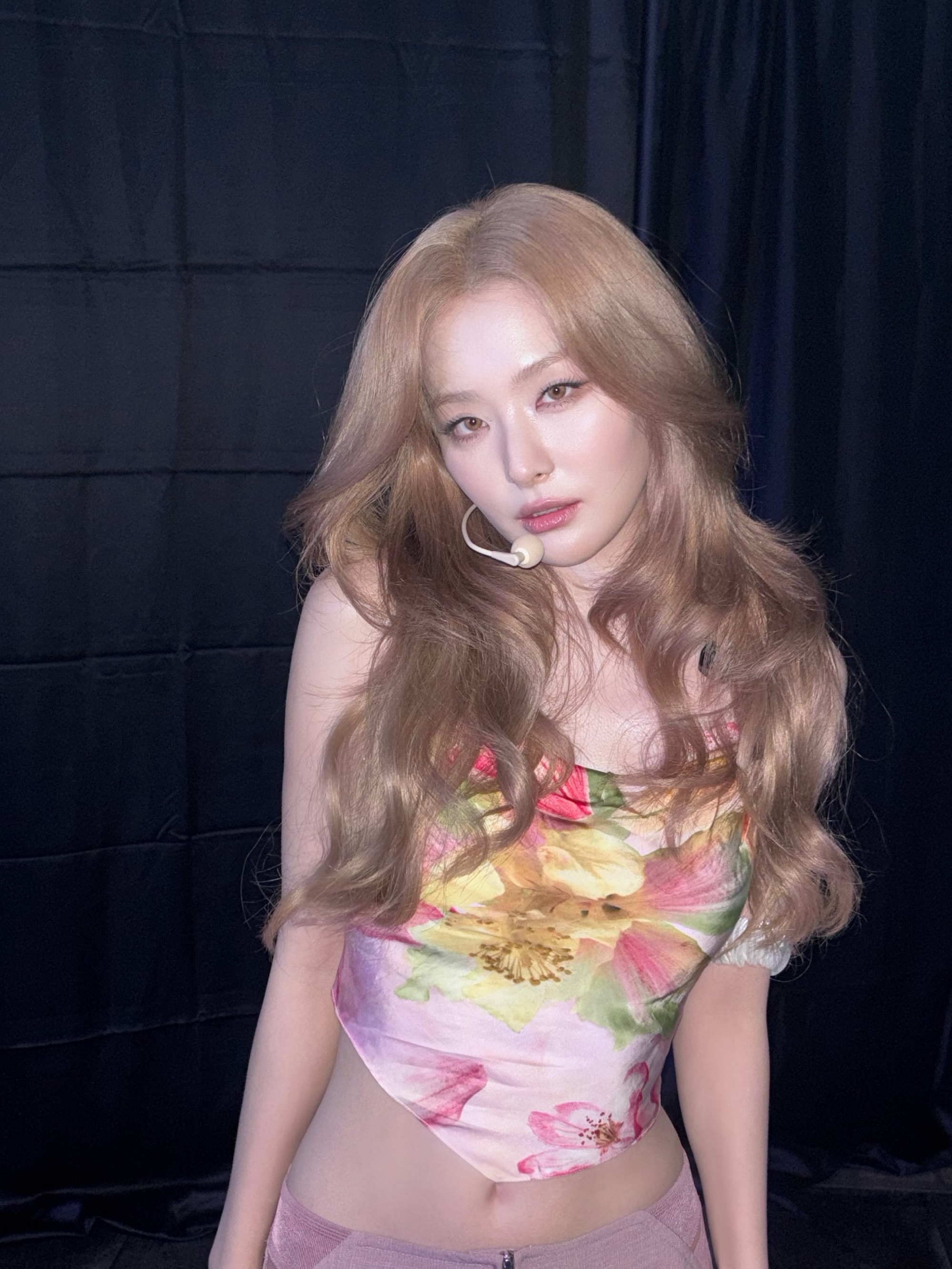 레드벨벳 슬기 꽃무늬 크롭탑 + 보라색 면바지 잘록한 복부 배꼽