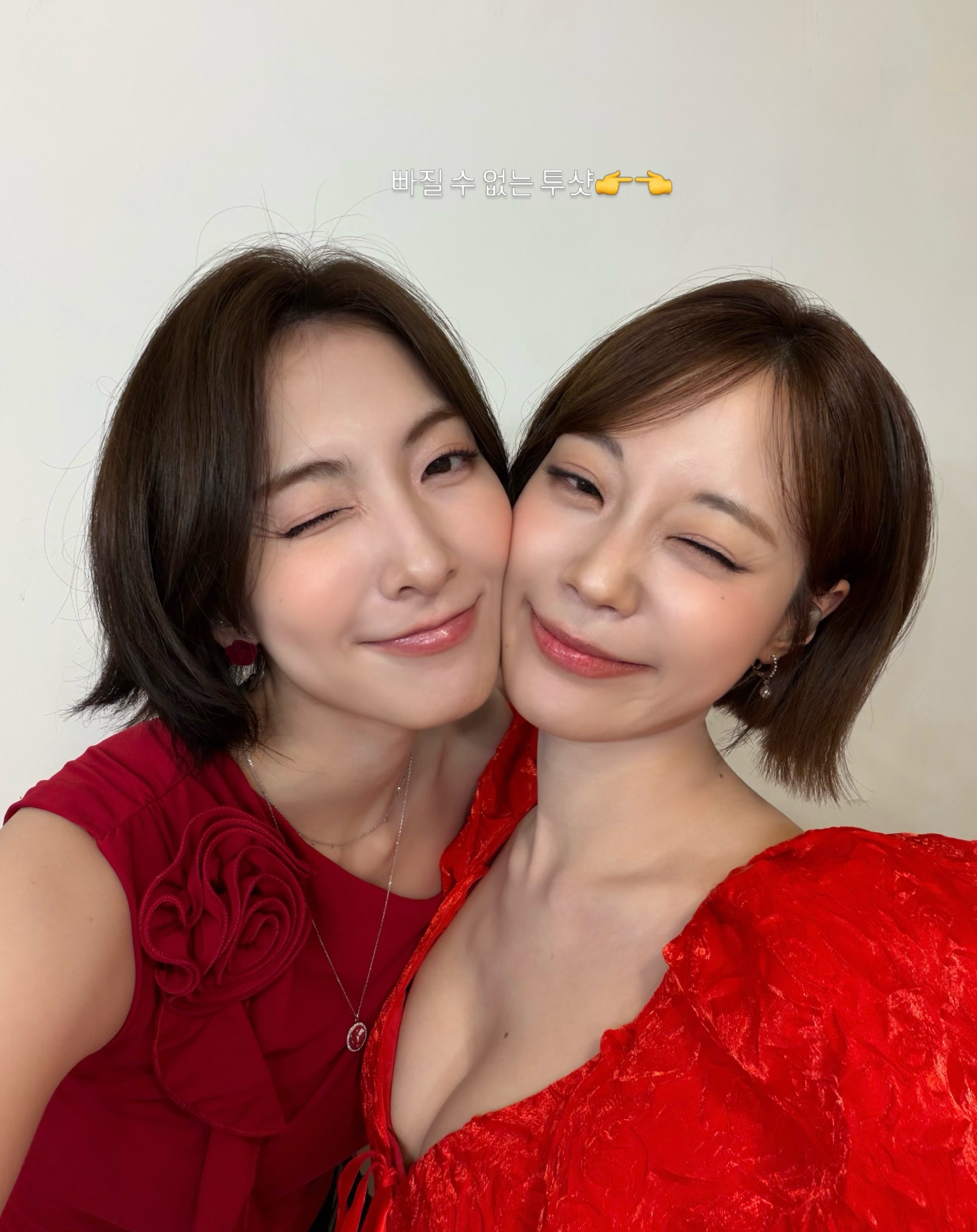 카라 허영지 깊게 파인 빨간 코르셋 명치 보이는 가슴골 (고화질)
