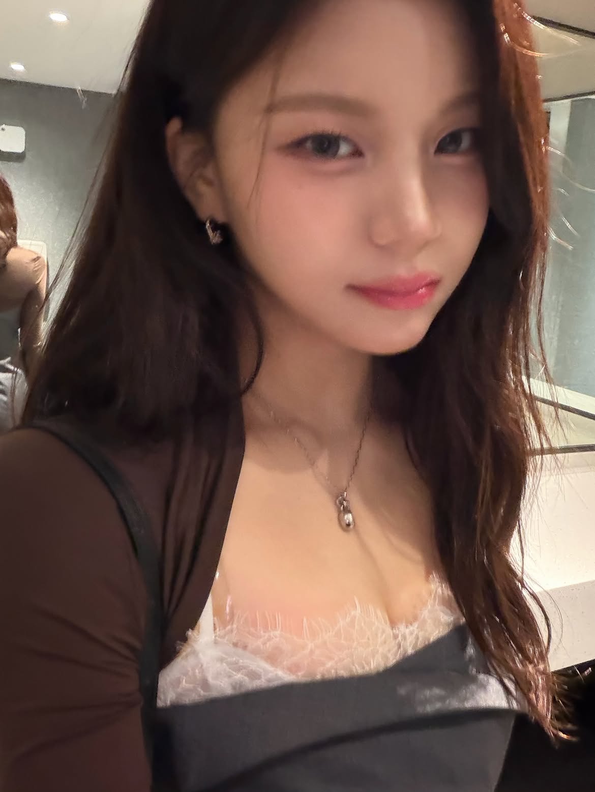 회색 원피스 레이스 살짝만 보여주는 가슴골 비비지 엄지
