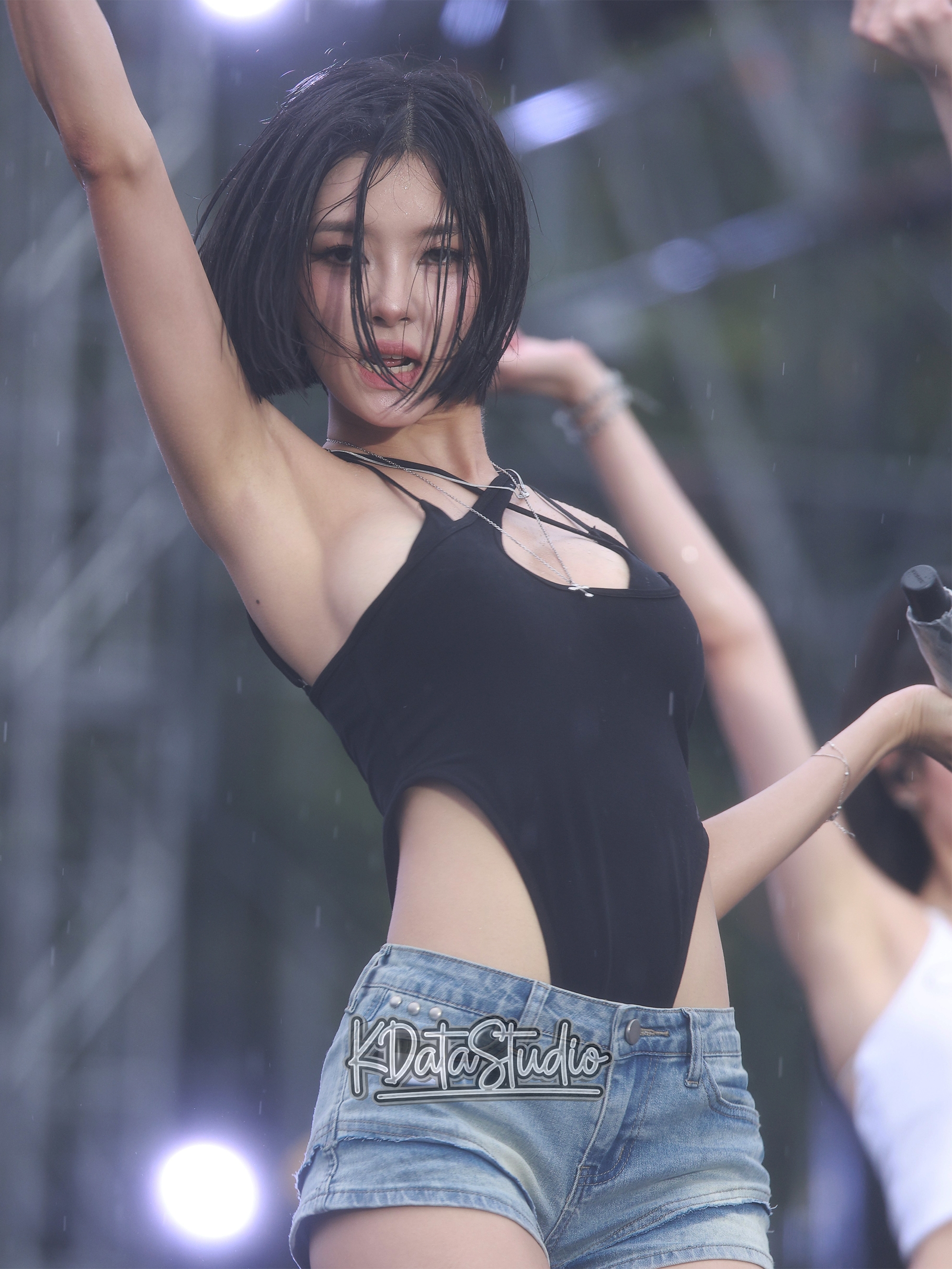 케플러 다연 카스쿨 검정 모노키니 + 청핫팬츠 삐져나온 옆슴