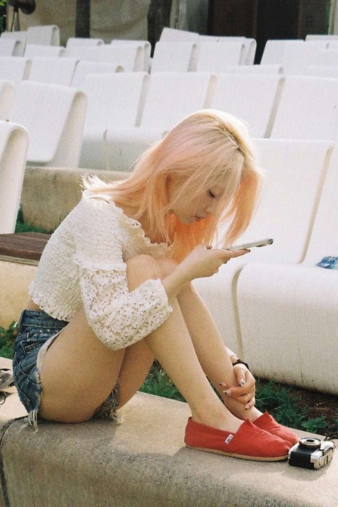 찢어진 청핫팬츠 입고 쪼그려 앉은 이달소 임여진 야벅지 1장