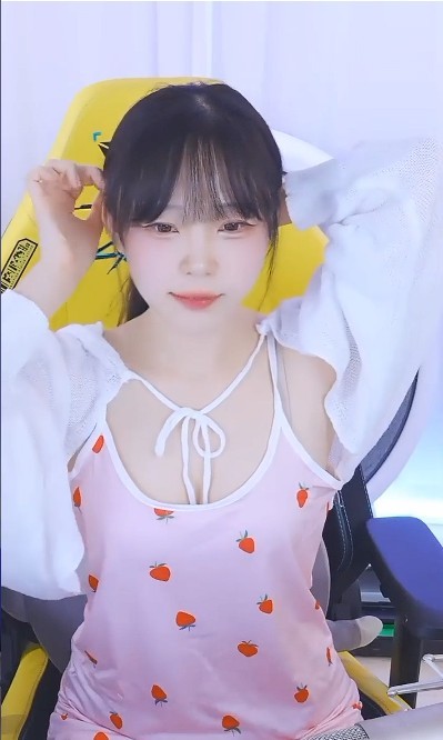 치지직 여통령 서새봄 핑크색 딸기 땡땡이 슬립 가슴골